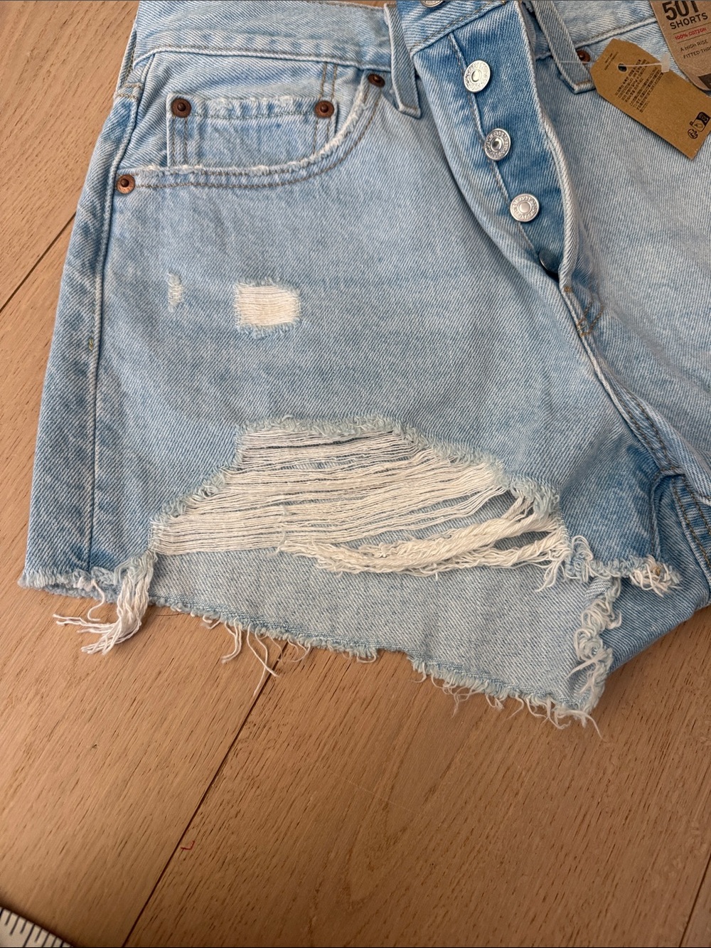 Levi's NEW Light tBlue Distressed High-Rise Denim Shorts size 28 - Picture 7 of 9